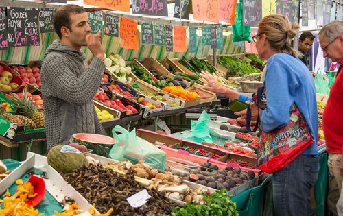 Viele Menschen verbinden Sparen mit Verzicht.