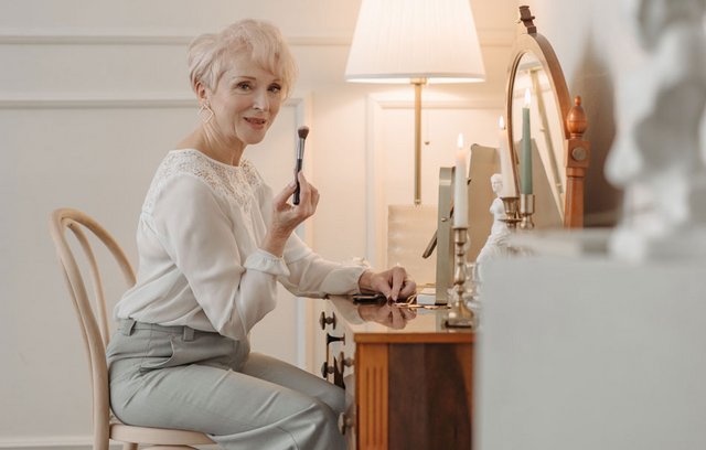 Altersgerechte Pflege der Haut ist wichtig.