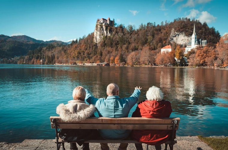 Auf Reisen profitieren Rentner von der Kreditkarte.