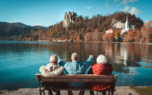 Auf Reisen profitieren Rentner von der Kreditkarte.