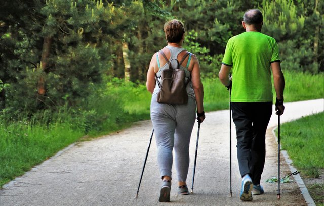 Die Zahl der Menschen, die auch im höheren Alter Sport treibt, steigt von Jahr zu Jahr. 