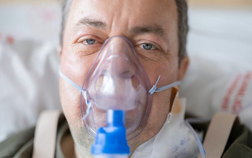 Menschen können dauerhaft auf technische Unterstützung beim Atmen angewiesen sein.
