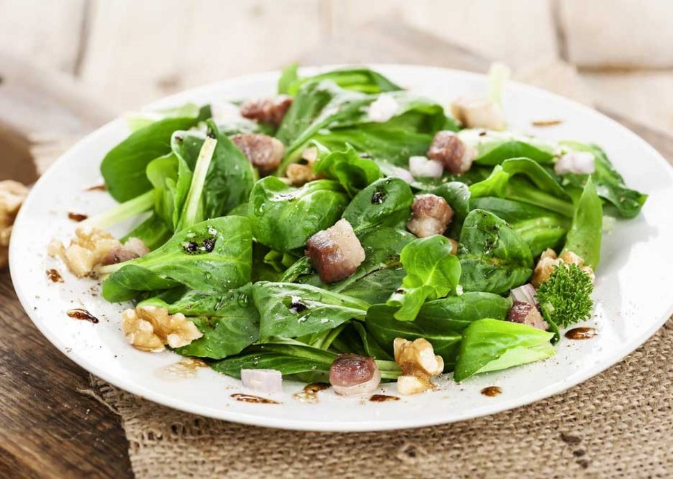 Feldsalat kann wie hier unter anderem mit Speck und Nüssen zubereitet werden. Feldsalat kann wie hier unter anderem mit Speck und Nüssen zubereitet werden.