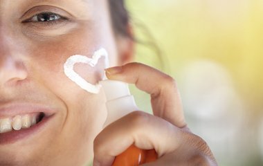 Sonnencreme an den Händen