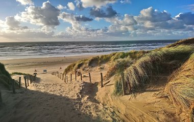 Die niederländische Küste begeistert mit malerischen Stränden, entspannter Atmosphäre und vielfältigen Freizeitmöglichkeiten für unvergessliche Erholung. 