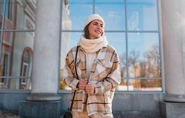 Wintermode als Herausforderung für kleine Frauen.